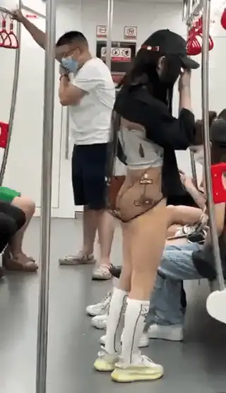 181845z4qqa27r7datatnk.gif